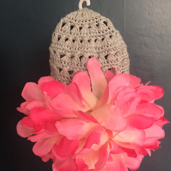 NWT Popatu Knit Hat With Silk Flower OS - Picture 4 of 4